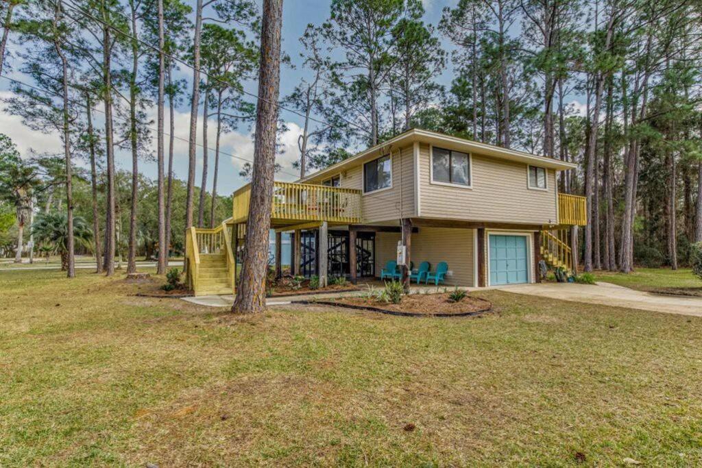 Woodsy Retreat, Steps To Bay - Hot Tub! Hébergement de vacances Gulf Breeze