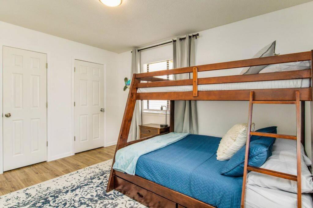 Woodsy Retreat, Steps To Bay - Hot Tub! Hébergement de vacances Gulf Breeze