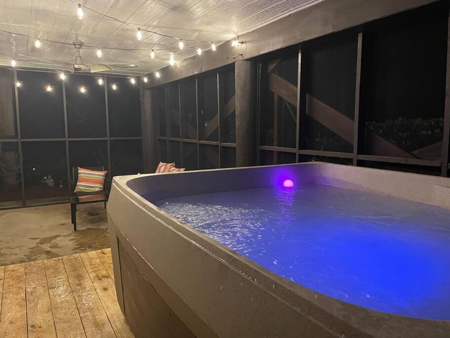 Woodsy Retreat, Steps To Bay - Hot Tub!