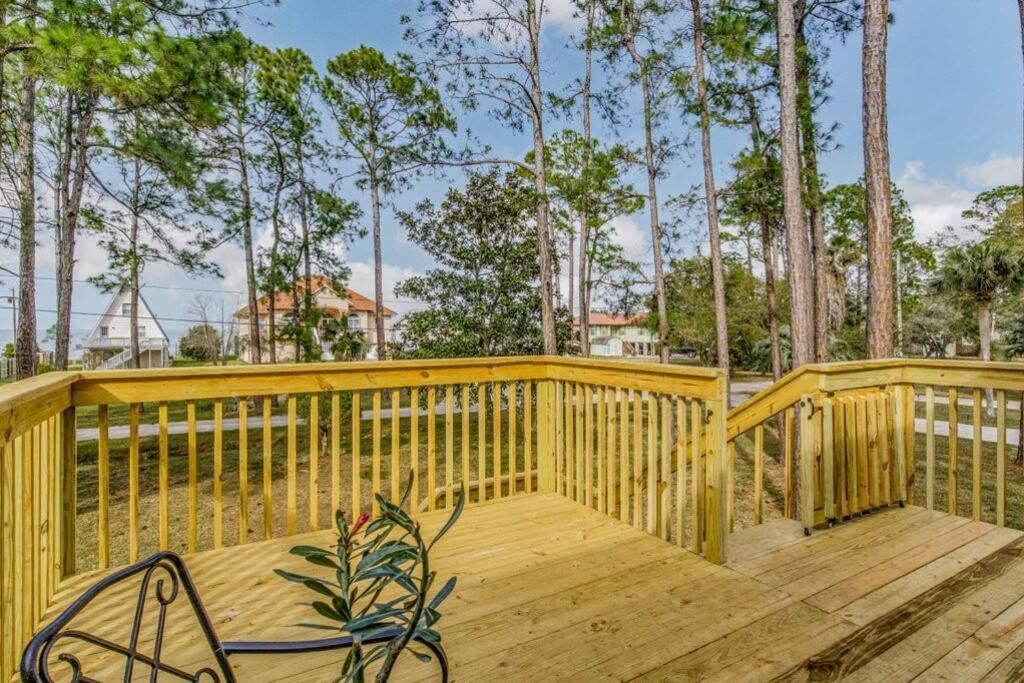 Hébergement de vacances Woodsy Retreat, Steps To Bay - Hot Tub! Gulf Breeze