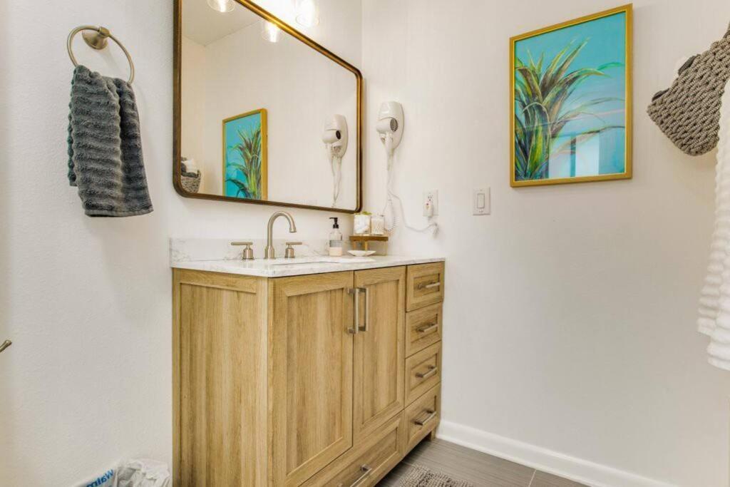 Woodsy Retreat, Steps To Bay - Hot Tub! *